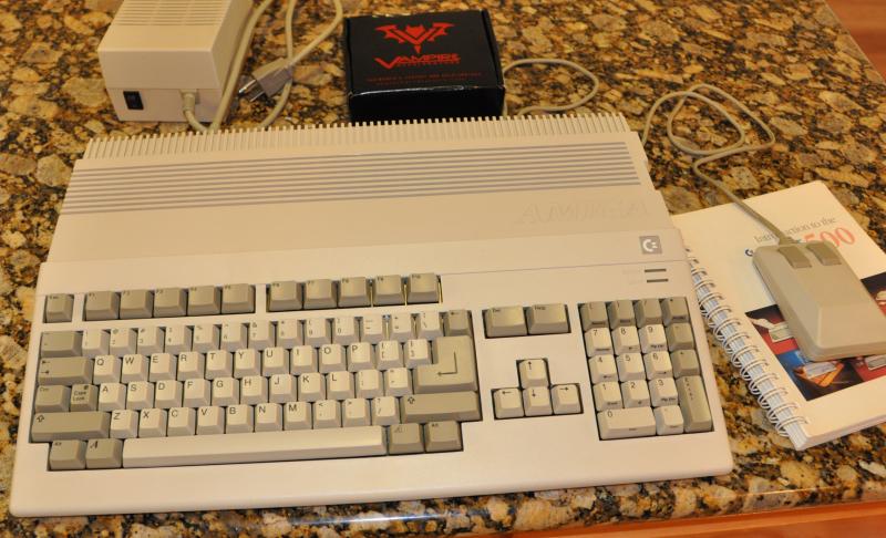 Amiga 500 Myydään